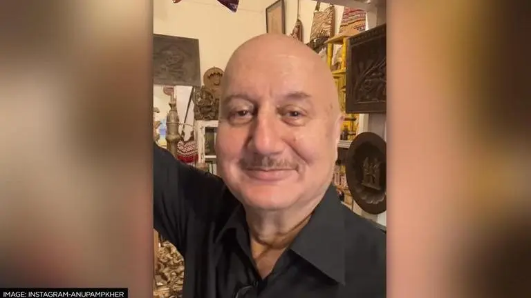 Anupam Kher calls himself 'masterpiece' as he spots his film's poster in antique shop Anupam Kher