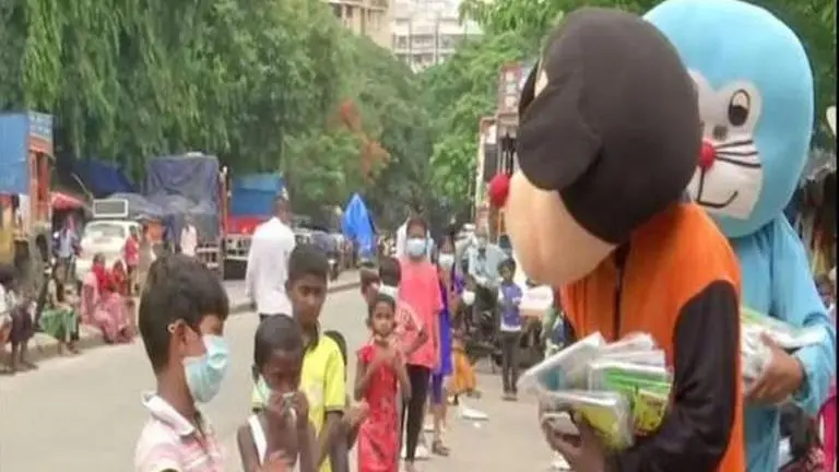 Mumbai: Sion group distributes book, food in a unique manner to cheer up slum children Mumbai