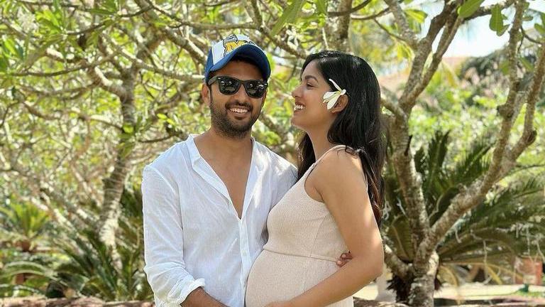 Ishita Dutta flaunts her baby bump as she poses for her maternity photoshoot  with husband Vatsal Sheth - Times of India