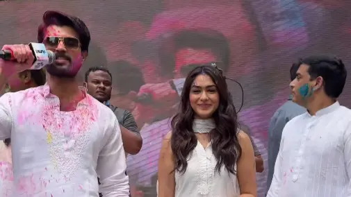 Family Star: Vijay Deverakonda, Mrunal Thakur Shake A Leg At Holi Event Vijay Deverakonda and Mrunal Thakur