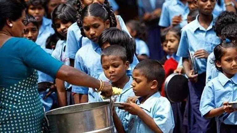 Jharkhand: 300 students admitted in Chaibasa Sadar Hospital due to food poisoning Jharkhand