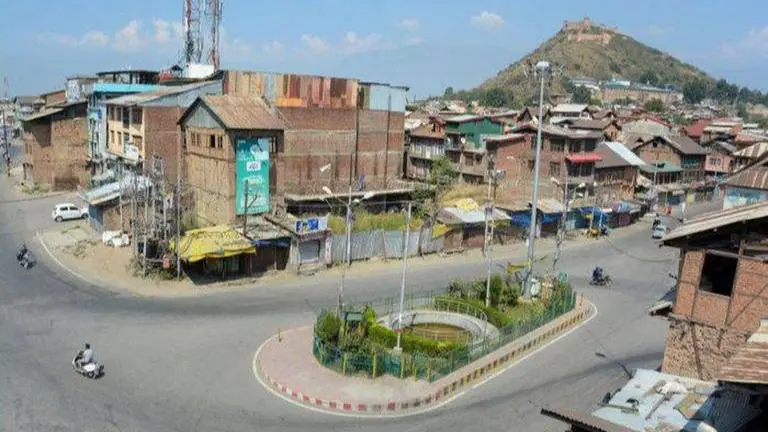 Internet services in Kashmir snapped to prevent rumours on separatist Geelani’s health Kashmir