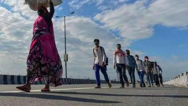 Desperate to go home, 100 migrant labourers in Jammu start journey on foot