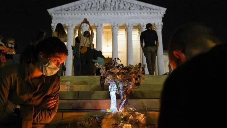 Hundreds gather at Supreme Court to mourn Ginsburg's death