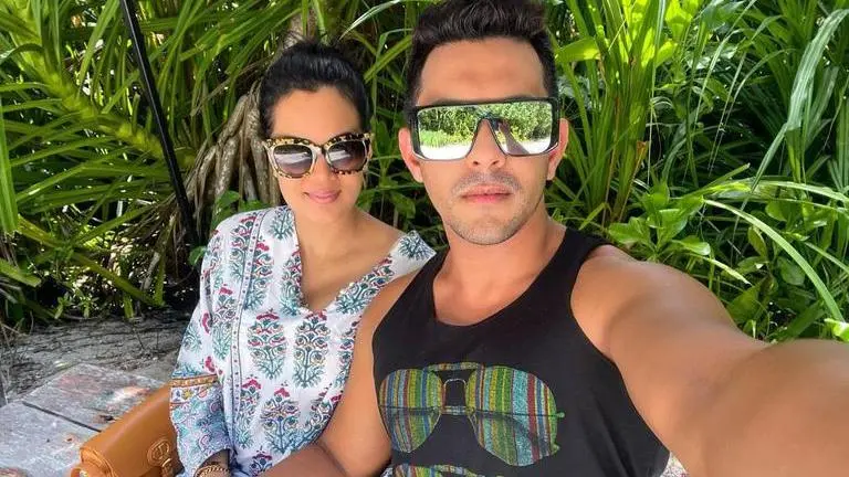 Aditya Narayan, Shweta Agarwal Jha, Aditya Narayan's first child, Aditya Narayan's wife pregnant, Udit Narayan