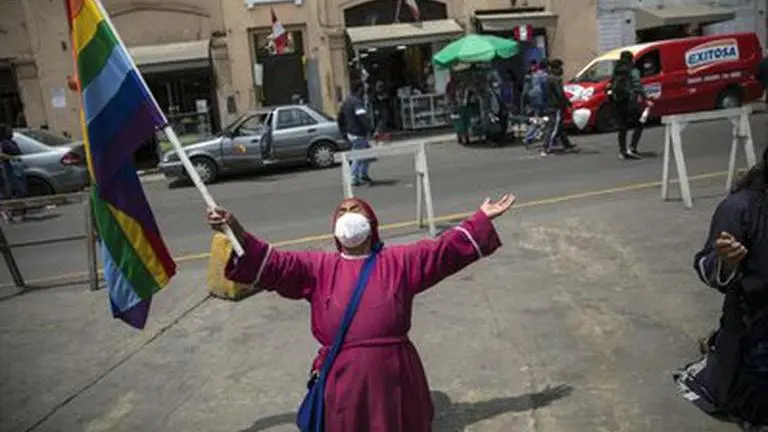 Peru ministers: not backing Vizcarra impeachment Peru ministers: not backing Vizcarra impeachment