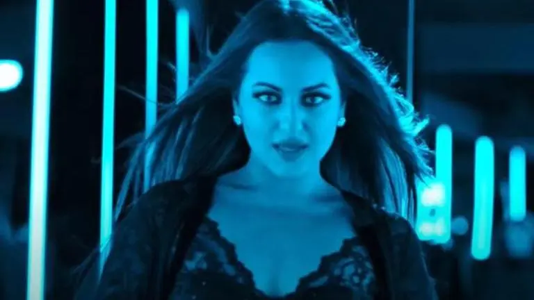 Sonakshi Sinha's best scenes from her first thriller movie 'Ittefaq' Sonakshi Sinha