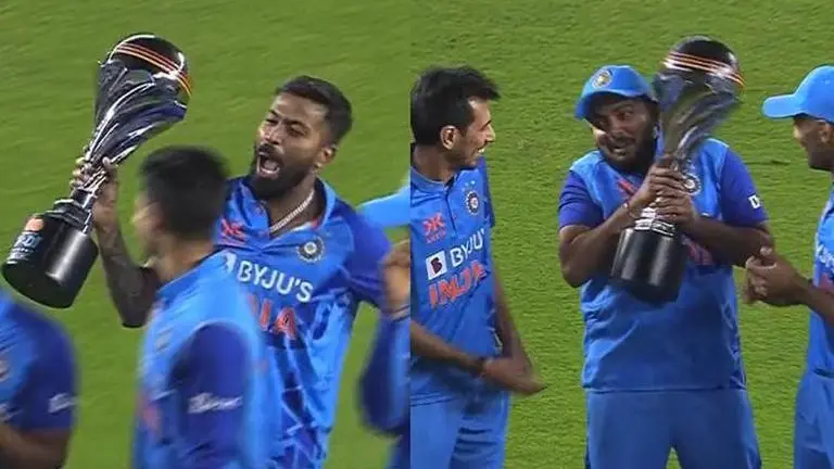 IND vs NZ: Hardik Pandya's reaction after collecting trophy leaves Prithvi Shaw surprised India vs New Zealand