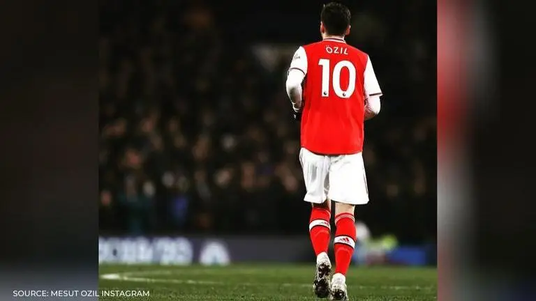 Mesut Ozil slams Arsenal after being axed from Premier League squad, fans show sympathy mesut ozil