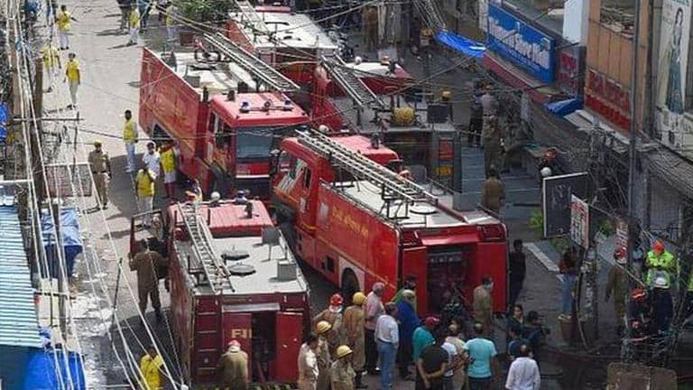 Fire at sofa factory in Mayapuri industrial area, 7 hurt | Republic World