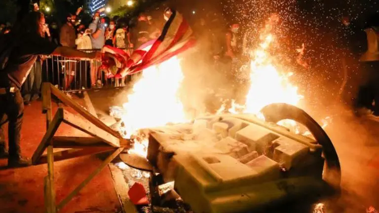 US: Protesters start fire near White House as tension with police surge