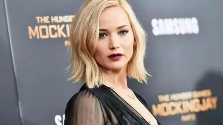 Pregnant Jennifer Lawrence takes part in pro-abortion rally with comedian Amy Schumer Jennifer Lawrence