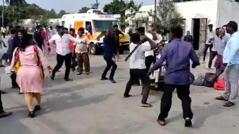 Massive brawl erupts between Tamil Nadu students & toll plaza staff in Andhra's Tirupati Tamil Nadu