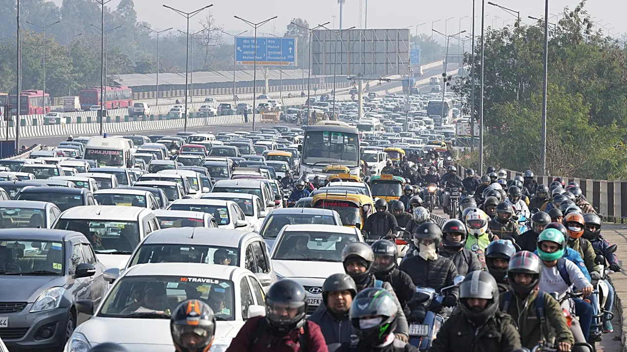 Heavy Traffic at Delhi-Gurugram Border, Police Issues Advisory Due to the deployment of picket/checking at various borders of Delhi, traffic is affected.