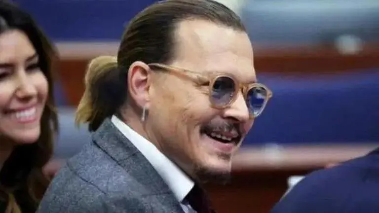 Johnny Depp surprises his fans by performing at Jeff Beck's concert in England; Watch Johnny Depp