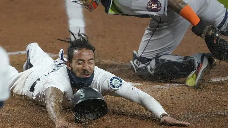 Mariners keep slim playoff hopes alive, beat Astros 3-2
