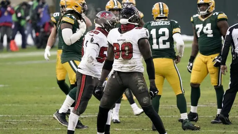 JPP, Barrett pace stingy Buccaneers defense against Rodgers
