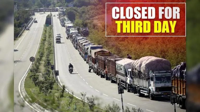Jammu-Srinagar highway closed for 3rd day, heavy rains hamper road clearing ops Jammu-Srinagar Highway