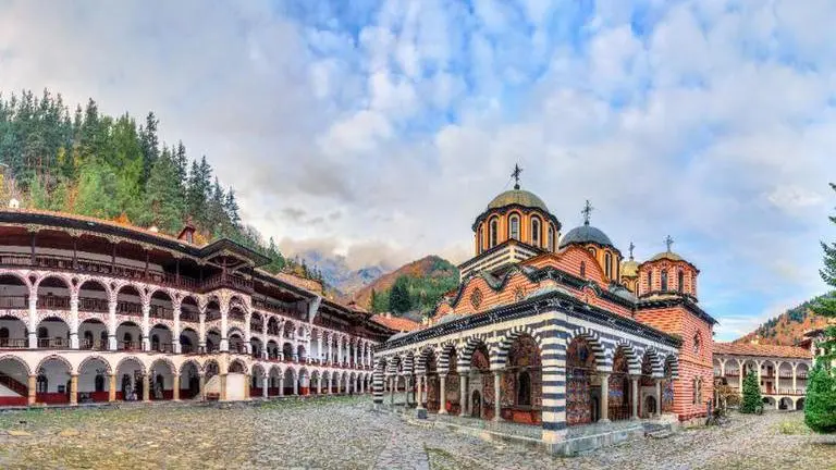 Travel Quiz: Do you know where Stonehenge or Arc de Triomphe are? Guess the countries Travel Quiz