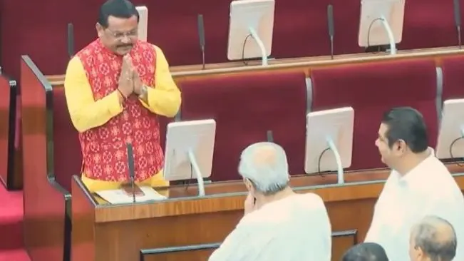 Naveen Patnaik greeted Laxman Bag in Odisha assembly