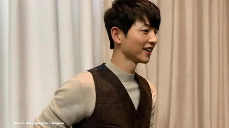 Song Joong-ki drops pic in hanbok; Smitten fans call him 'Temptation of fasting' Source: Song Joong-ki IG