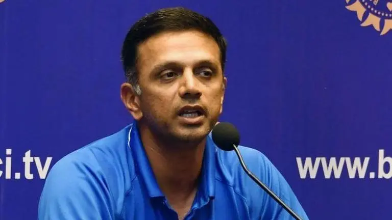 Here's why Rahul Dravid sent 12th man with a chit during rain break in 2nd T20I Rahul Dravid, Tapas Ghosh, India vs Sri Lanka, T20I, Sri Lanka vs India, Rahul Dravid chit, Shikhar Dhawan, Dhananjaya de Silva, Devdut Padikkal