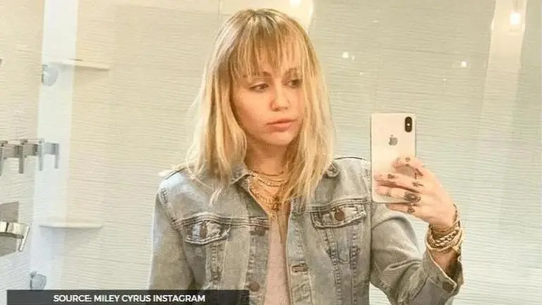 Miley Cyrus' love for mirror selfies is clearly seen in these photos; Check them out Miley Cyrus