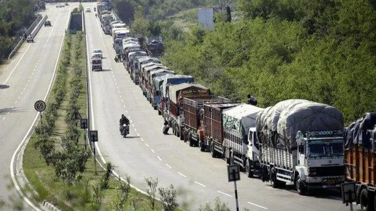 Massive traffic snarl on Jammu-Srinagar National Highway Traffic