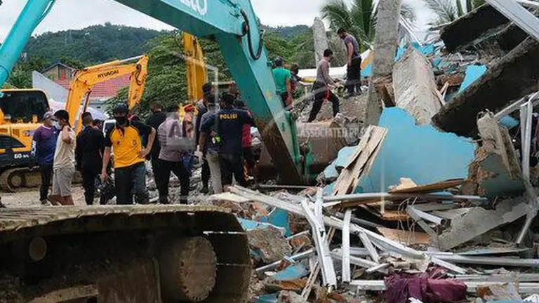 Rescuers extract body from rubble of Indonesia quake Rescuers extract body from rubble of Indonesia quake