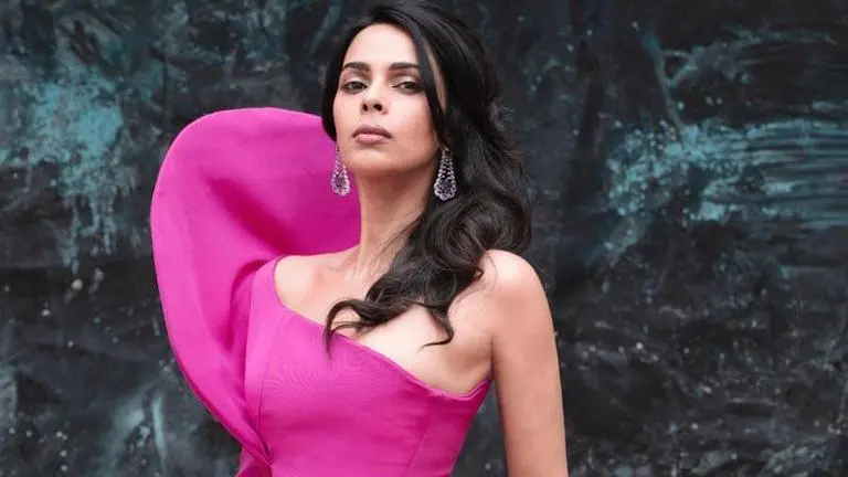 Mallika Sherawat shares a #ThrowbackThursday picture from a glam photoshoot mallika sherawat