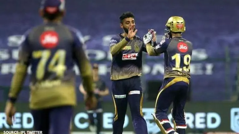 David Warner bamboozled by Varun Chakravarthy jaffa, netizens express shock: Watch David Warner