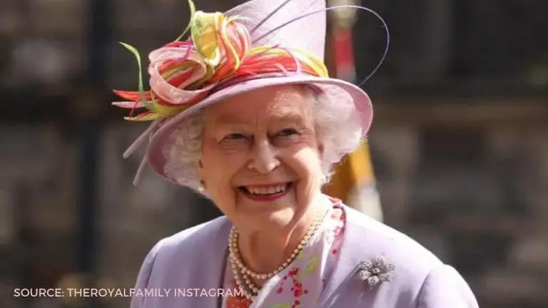Queen Elizabeth II's Victorian upbringing dictates her to eat bun-less burger with a fork? Queen Elizabeth