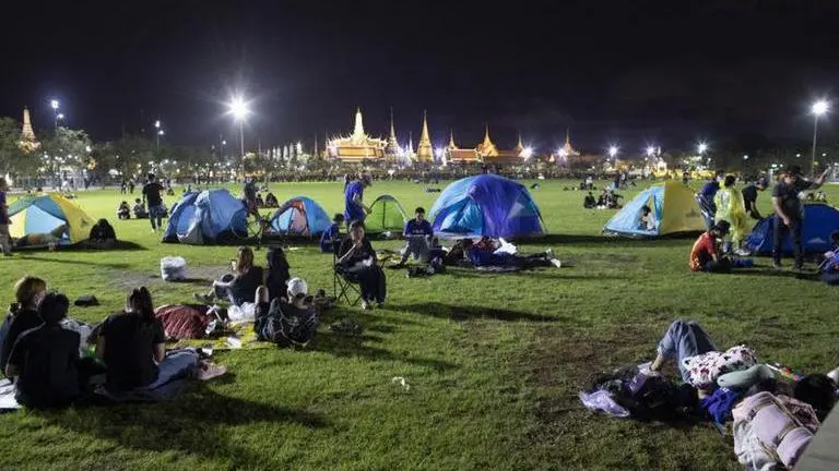 Thai protesters reinstall plaque symbolising democracy