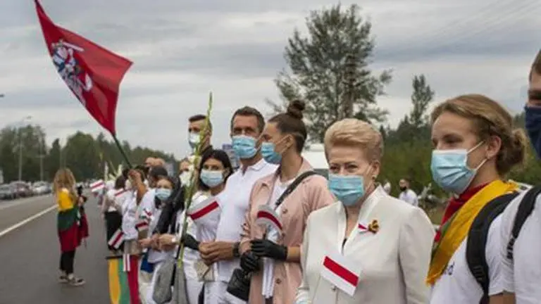 Ukrainians make human chain for Belarus protesters Ukrainians make human chain for Belarus protesters