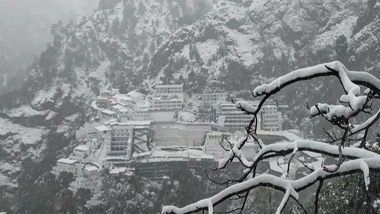 Chopper service suspended as Mata Vaishno Devi shrine sees fresh snowfall