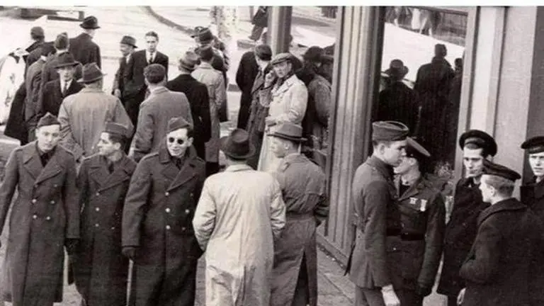 Time travel? Picture of mysterious man 'speaking on cell phone' during WWII goes viral Time travel