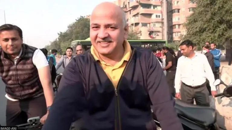 Manish Sisodia urges Delhiites to use alternate transport modes amid pollution concerns Manish Sisodia