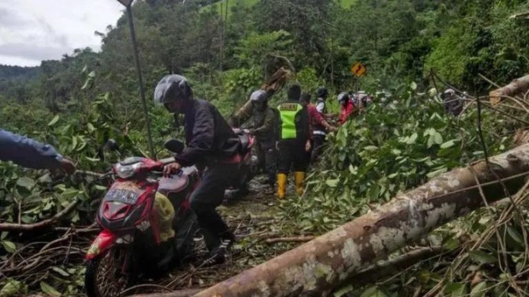 Damaged roads, lack of gear hinders Indonesia quake rescue