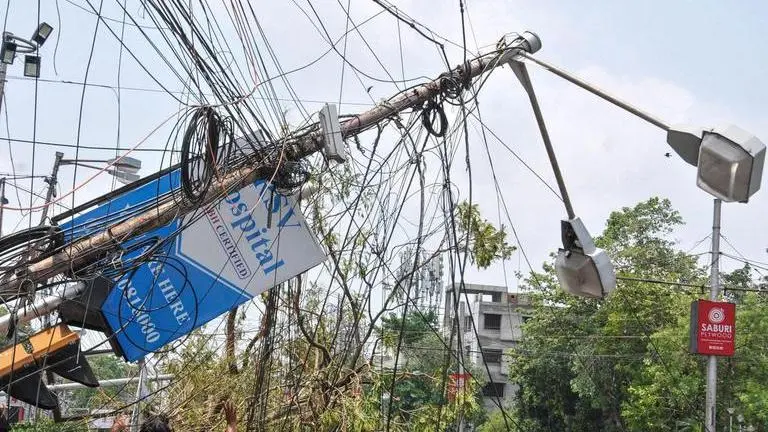 Cyclone Amphan comes as blessing in disguise for lockdown-hit jobless labourers, electricians in WB