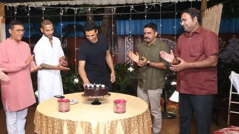 Akshay Kumar cuts birthday cake with Shikhar Dhawan, Ujjain SP after Mahakal temple visit Akshay Kumar