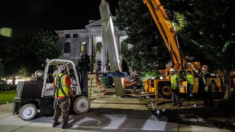 US: Confederate obelisk removed from Georgia square amid cheers