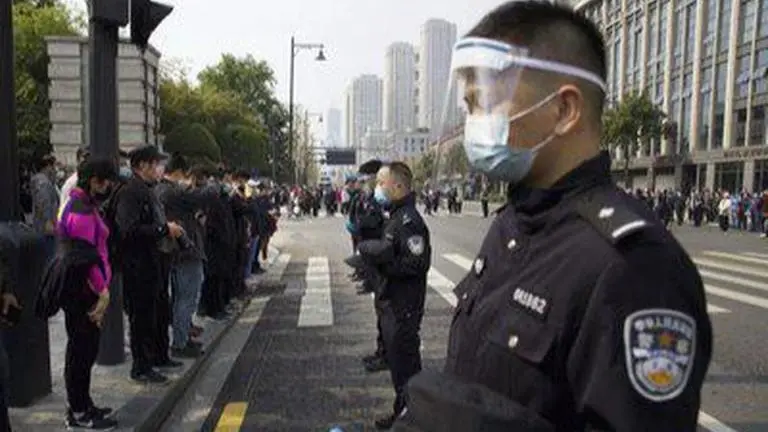 Bogota police dance with residents amid lockdown