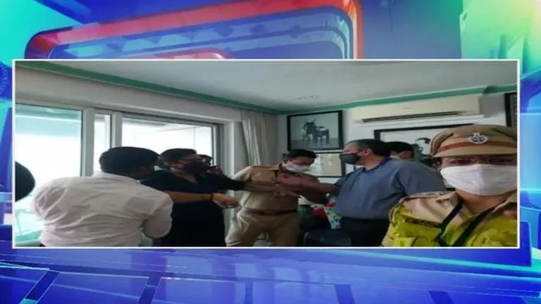 Assault on Arnab Goswami shocks Ratan Sharda; Scalding condemnation of police oppression Arnab Goswami