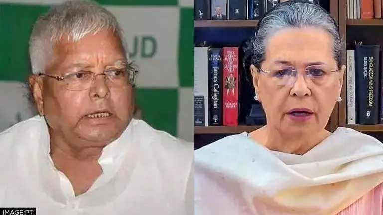 Lalu Yadav speaks to Sonia Gandhi amid Congress-RJD rift; pitches 'strong alternative' Lalu Yadav, Sonia Gandhi