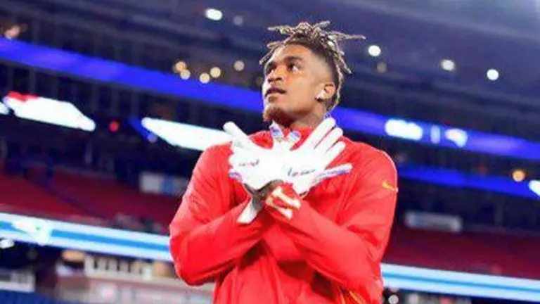 Chiefs bring back wide receiver Robinson on 1-year deal