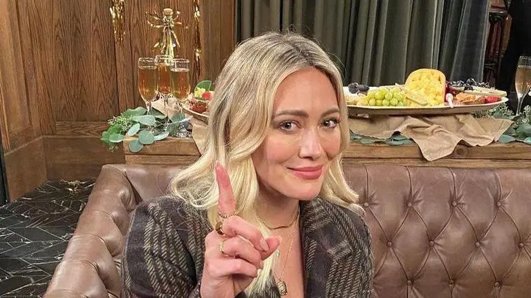 Hilary Duff, Suraj Sharma & others announce 'How I Met Your Father' release date | Watch Hilary Duff, how i met your father,