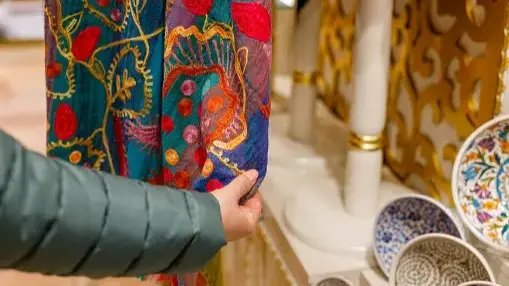 Luxurious Fabrics To Buy In Kashmir: Pashmina To Jamawar Kashmiri Shawls