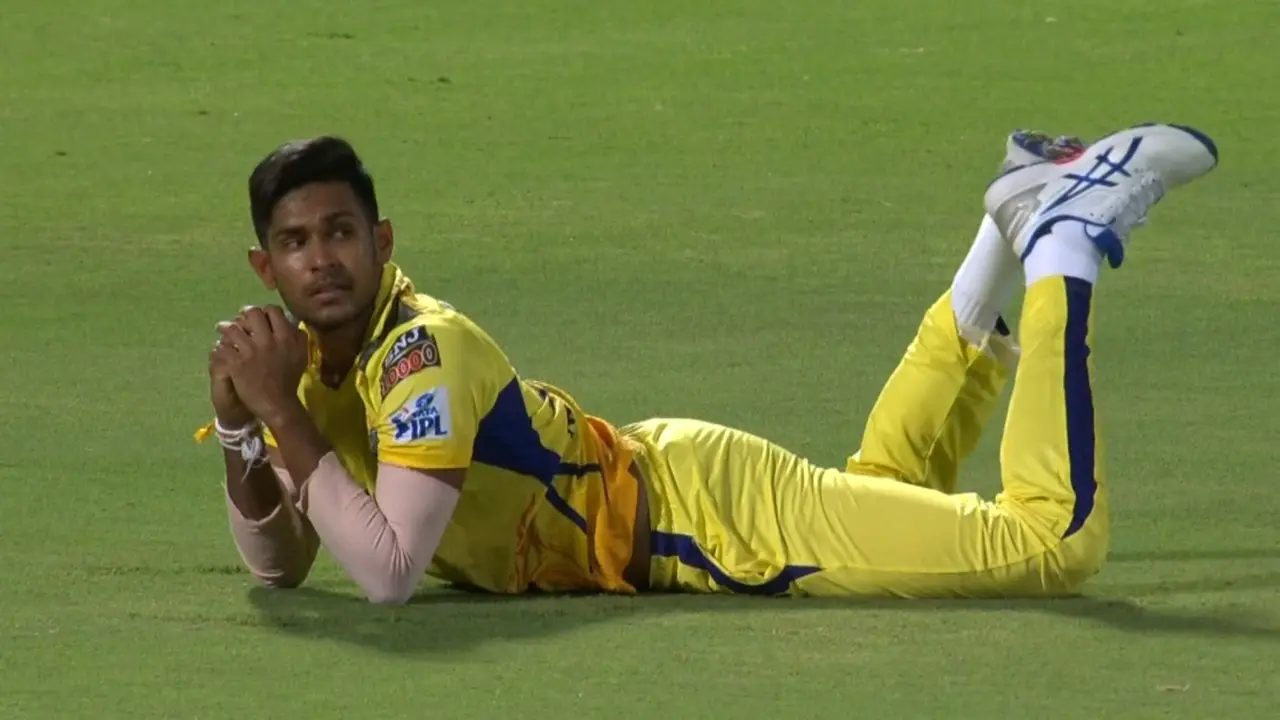 Matheesha Pathirana took a superb catch to dismiss Warner on Rahman's bowling