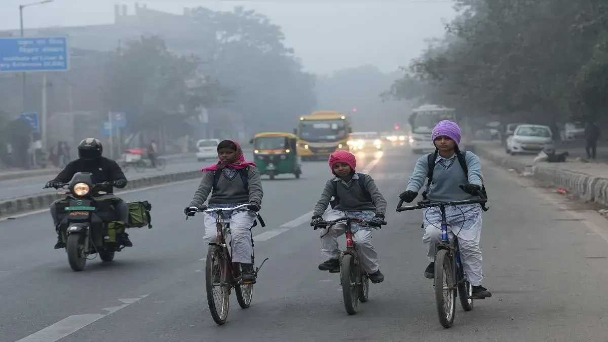 Delhi Reels Under ‘Severe’ AQI Amid Biting Cold and Dense Fog Cold wave hits Delhi