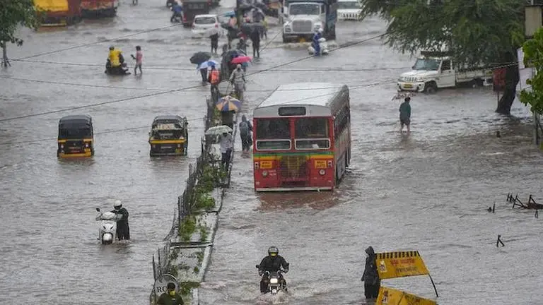 Heavy rain in Mumbai region; rail, road transport affected